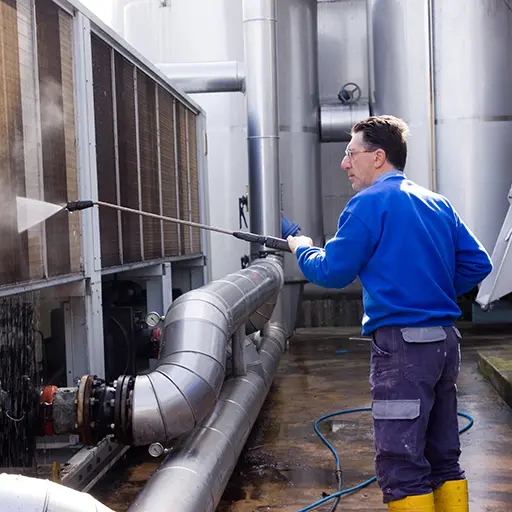 Industriegerät wird gereinigt | B&M