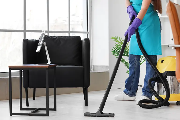 Reinigung eines Arbeitsplatzes | B&M